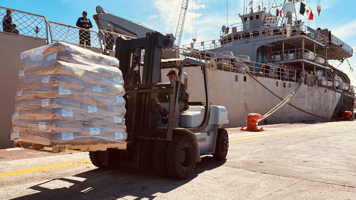 jmkarg's tweet photo. A través de dos buques de la Armada de México, el gobierno de Sheinbaum envía a Cuba más de 800 toneladas de leche, carne, frijol, arroz, galletas, leche en polvo, atún, sardinas, aceite vegetal y artículos de higiene personal. El gobierno de Díaz Canel agradeció la ayuda vía X https://t.co/Bj9Y1CtkAH