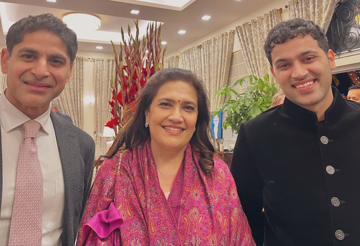 Delhi plot twist: Ran into <a href="/rajshamani/">Raj Shamani</a> India’s #1 #podcaster (topped Joe Rogan!) &amp; <a href="/smitaprakash/">Smita Prakash</a> post her Sh <a href="/PiyushGoyal/">Piyush Goyal</a> interview on #US-#India -#trade deal! 🚀
‘iguring out’ via Epic chat on hustles &amp; headlines. Life’s best surprises!  #AccidentalMeets #DelhiVibes