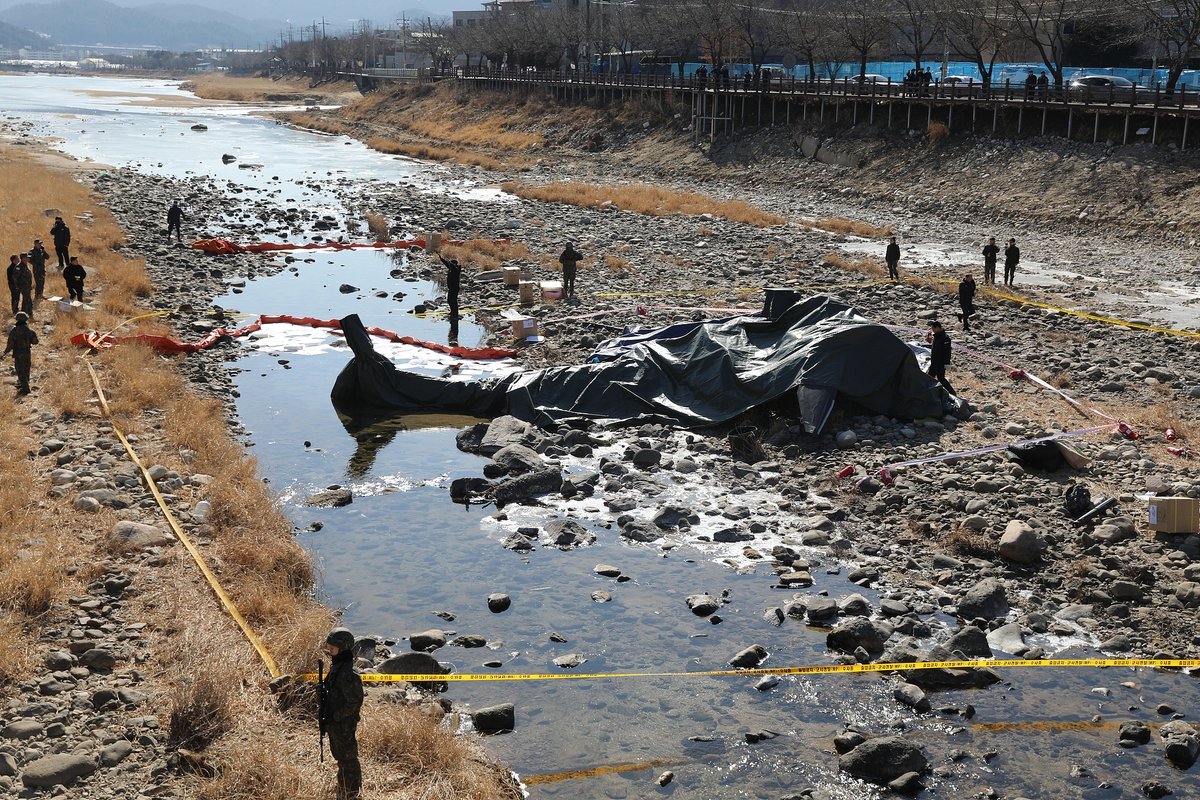 news_az's tweet image. 🚁A South Korean military #helicopter of the American-made AH-1S type #crashed today, Monday, during a training flight in Gapyeong County, North Gyeonggi Province, resulting in the deaths of two crew members.
