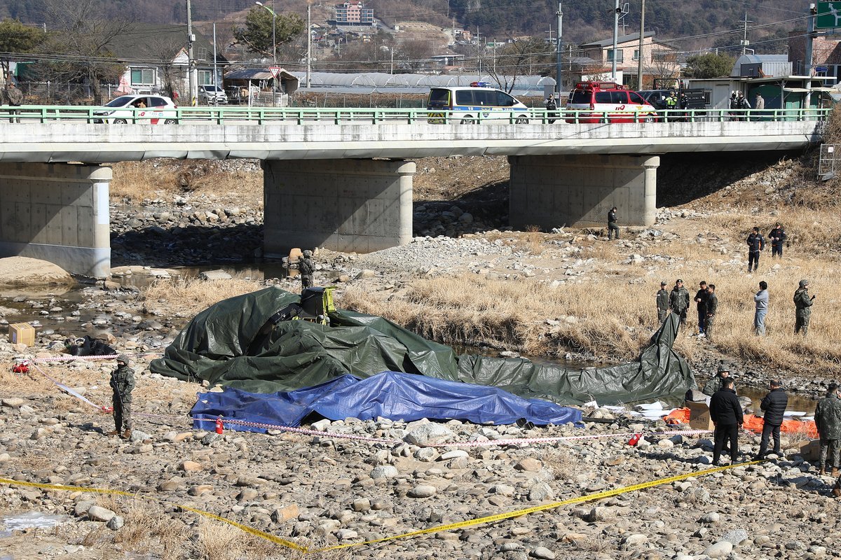 news_az's tweet image. 🚁A South Korean military #helicopter of the American-made AH-1S type #crashed today, Monday, during a training flight in Gapyeong County, North Gyeonggi Province, resulting in the deaths of two crew members.