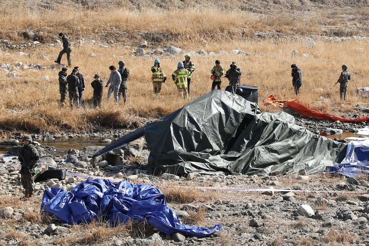 news_az's tweet image. 🚁A South Korean military #helicopter of the American-made AH-1S type #crashed today, Monday, during a training flight in Gapyeong County, North Gyeonggi Province, resulting in the deaths of two crew members.