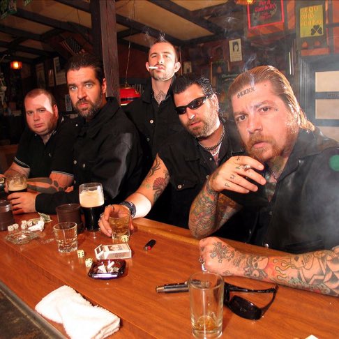Schon echt bitter, dass es von „Lars Frederiksen and the Bastards“ nur die zwei Alben gibt. 
Zu Rancid hab ich nie so richtig Zugang gefunden. Jetzt macht er ja bei „The Old Firm Casuals“ mit, und da ist auch bisschen was Gutes dabei. Aber die zwei Alben waren einfach perfekt.