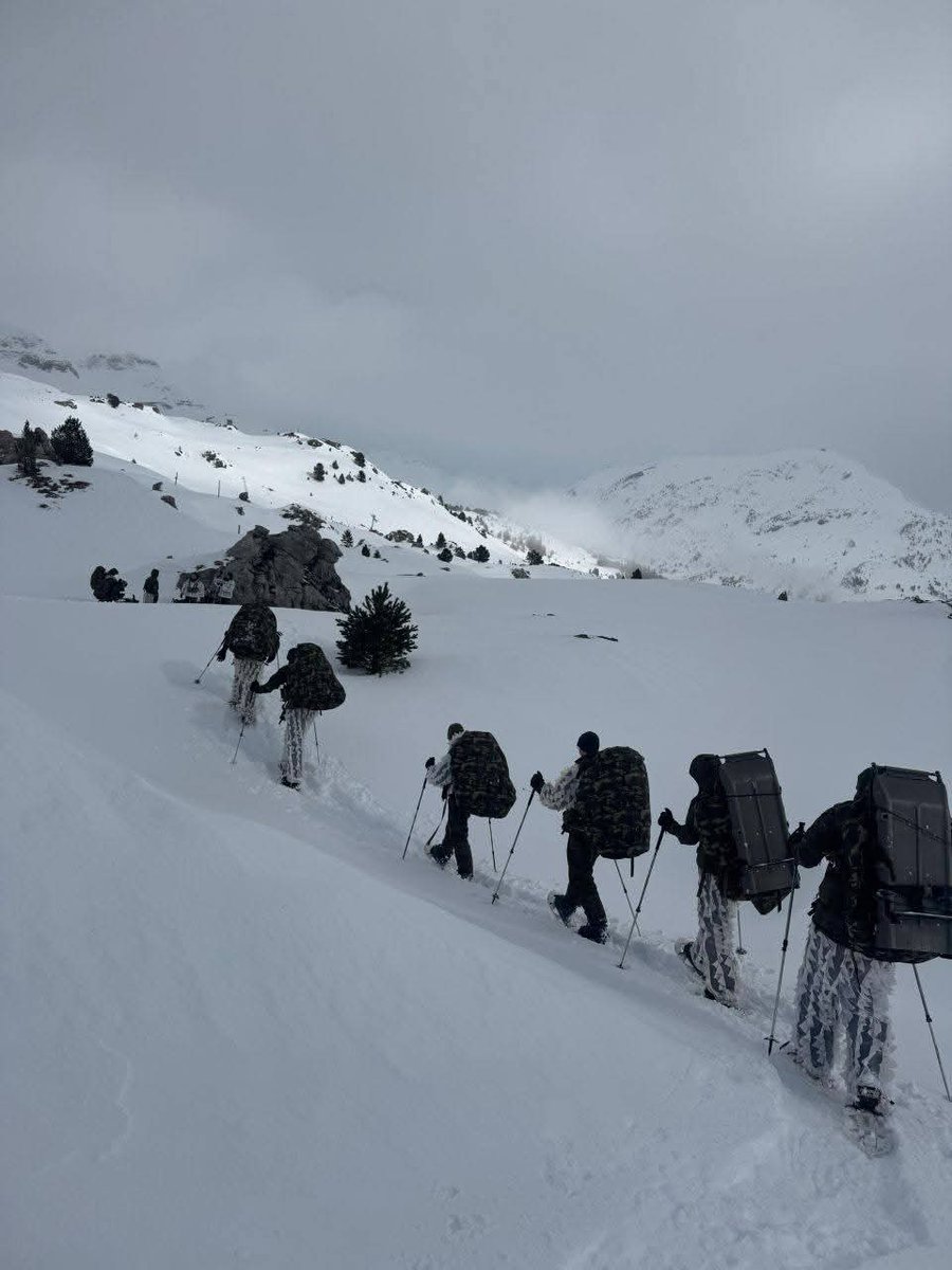 FUTER_ET's tweet photo. La Compañía de Reconocimiento Avanzado #CRAV de la #BrigadaParacaidsta se instruye en vida y movimiento en montaña invernal, realizando tiro, evacuacion
de heridos y construyendo refugios en nieve, permitiendole actuar en cualquier escenario.
#Paracaidistas
#SomostuEjercito https://t.co/YlXUh3olIc
