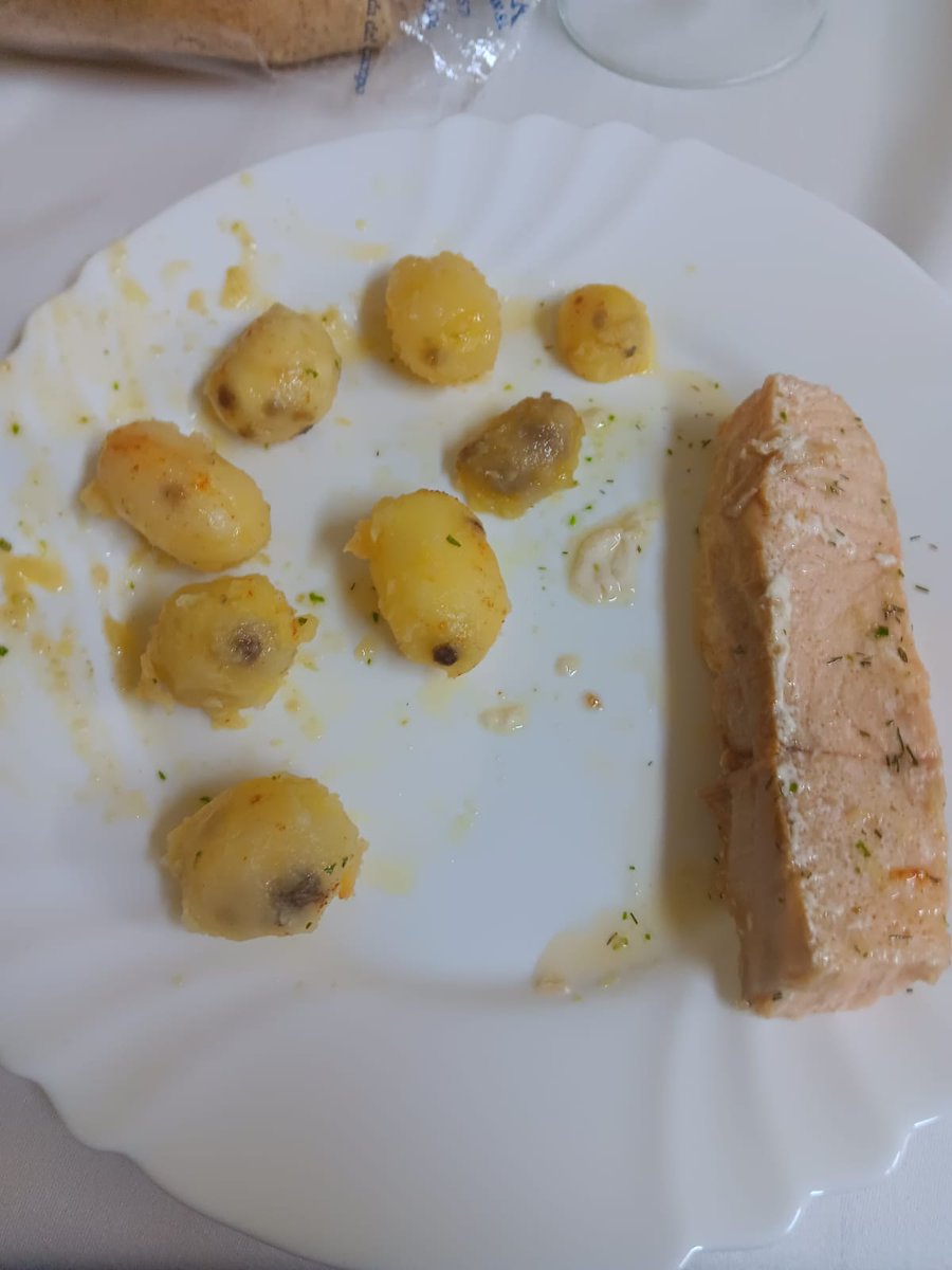 Pollo trufado, poco apetitoso y salmón con mal olor con patatas podridas. Esta es la comida que se sigue dando en la residencia de Colmenar Viejo. <a href="/adavimu/">Ana Davila</a> los residentes no mienten, ustedes presumen de un servicio que deja mucho que desear.