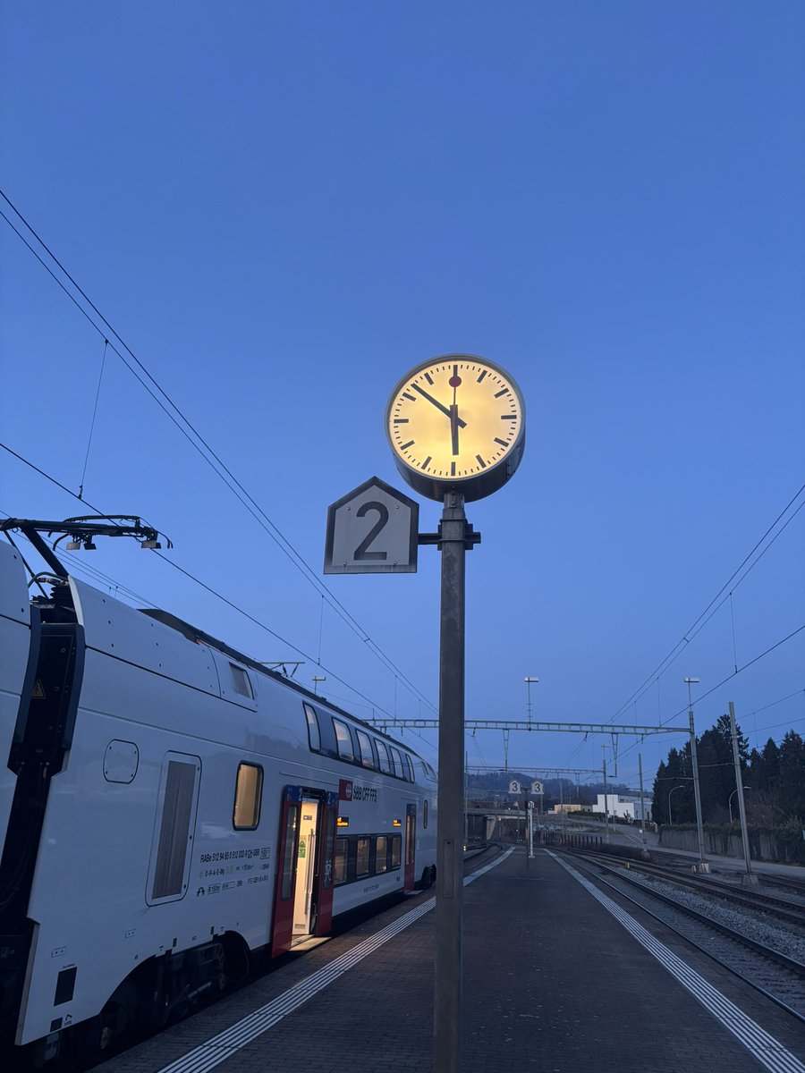 Die SBB Uhr bekommt noch immer viel zu wenig Anerkennung für ihr perfektes Design. 
Für mich persönlich wirklich wunderschön und ich erfreue mich täglich, wenn ich die Zeit da ablesen kann.