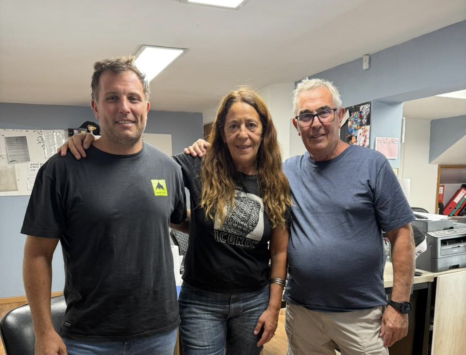 GiovanettL's tweet photo. Quienes integramos el #EquipoMunicipal recorrimos los frentistas de la #AvenidaMosconi a quienes de manera personal acompañaremos durante la ejecución de la obra, como nos indicó el Intendente @MarianoGaidoOk
#MuniPresente https://t.co/PAm4hIm5z3