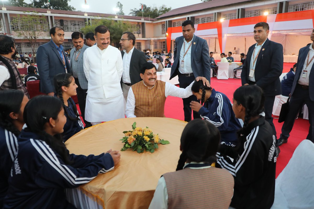 DivyaaGoyal's tweet photo. सुबह पीएम मोदी की परीक्षा पर चर्चा...शाम सीएम की परीक्षा पर चर्चा...कल से बोर्ड की परीक्षा और ये बेचारे बच्चे पढ़ने की जगह चर्चा में व्यस्त... एग्जाम का क्या है...चर्चा जरूरी है... टाइम की कीमत तुम क्या जानो रमेश बाबू ...@PMOIndia @DrMohanYadav51 @CMMadhyaPradesh https://t.co/EiKwqIxY7M