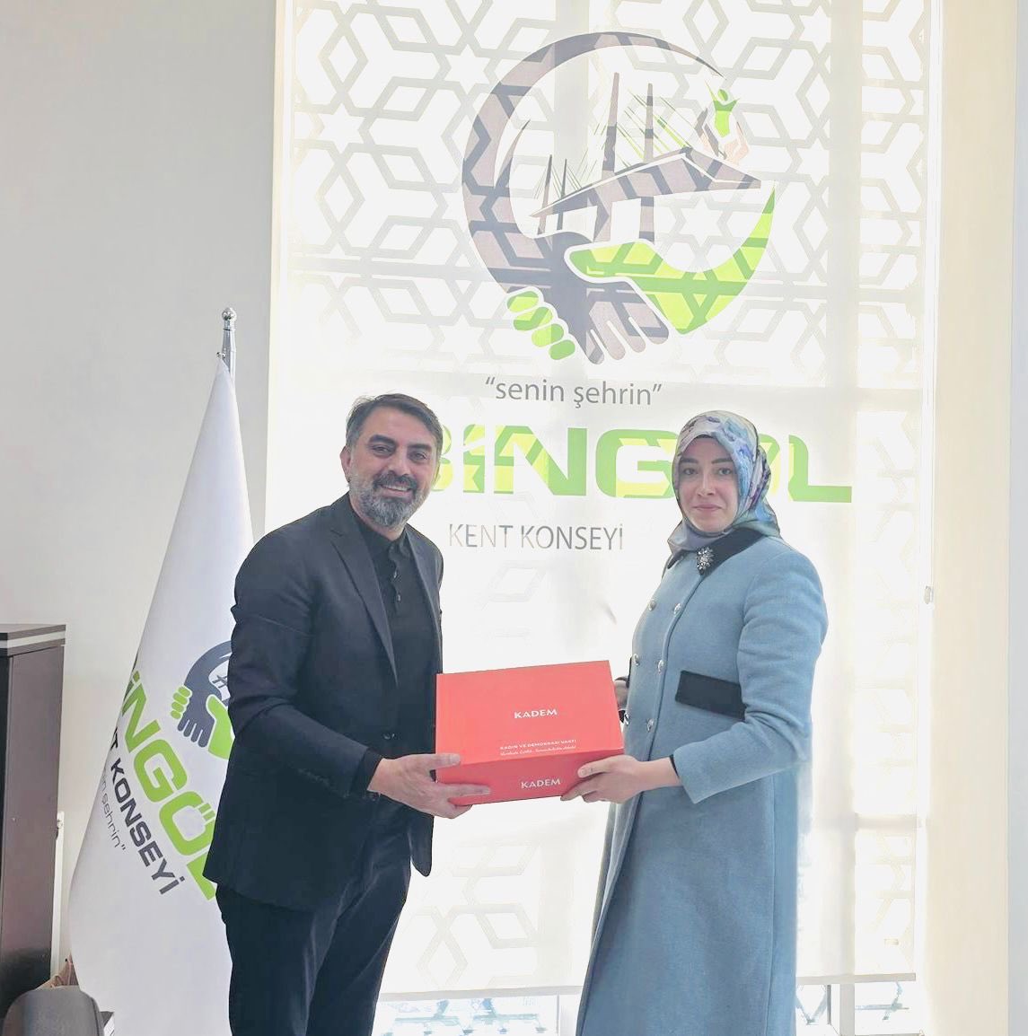 KADEM Bingöl İl Temsilcisi Sayın Merve Çelik, Kent Konseyi Başkanımız Sayın Yunus Kuyuldar ve Kadın Meclisi Başkanımız Sayın Nevin Evliyaoğlu’nu ziyaret etti.

Gerçekleştirilen ziyarette, KADEM Bingöl İl Temsilciliği ile Kadın Meclisimiz arasında yürütülebilecek ortak çalışma