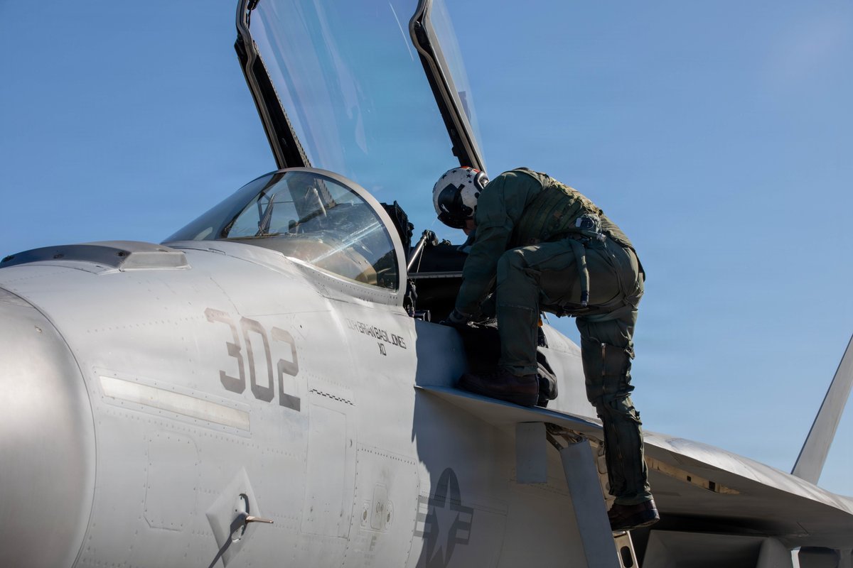 USNavy's tweet image. Laying the groundwork for air dominance. 🌍➡️✈️

U.S. Navy Sailors assigned to the “Sunliners” of Strike Fighter Squadron (VFA) 81 prepare to conduct training exercises on NAS Oceana.