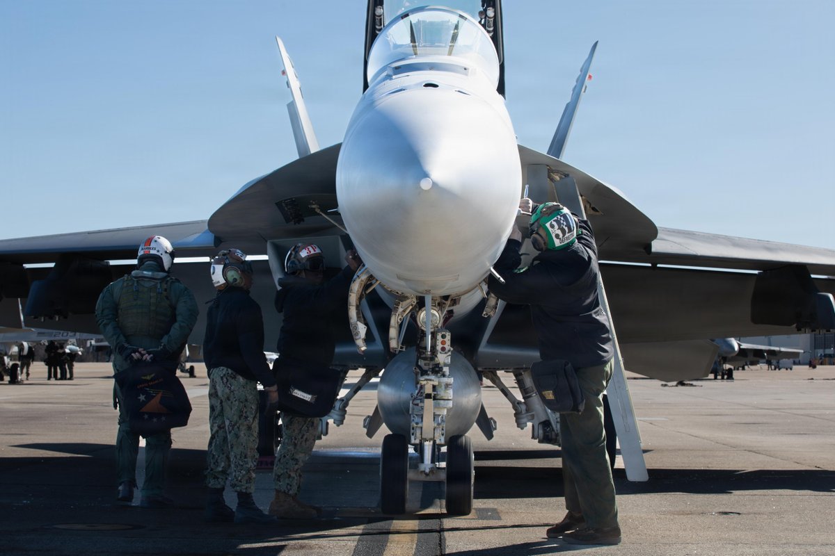 USNavy's tweet image. Laying the groundwork for air dominance. 🌍➡️✈️

U.S. Navy Sailors assigned to the “Sunliners” of Strike Fighter Squadron (VFA) 81 prepare to conduct training exercises on NAS Oceana.