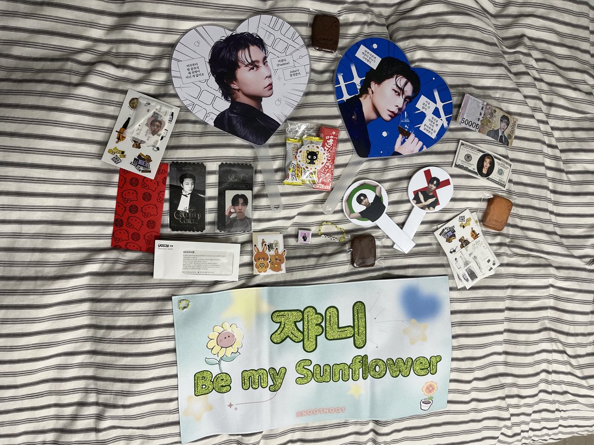 Specialine_K's tweet image. emplettes du jour 1&amp;amp;2 (beaucoup de craquage de la part de Carla) #evidence &amp;amp; surtout le plus important L’ANNIVERSAIRE DE JOHNNY avec pleins de Freebies MASTADINGUERIE 
Yunho Kittyz j’le mange 🫦
