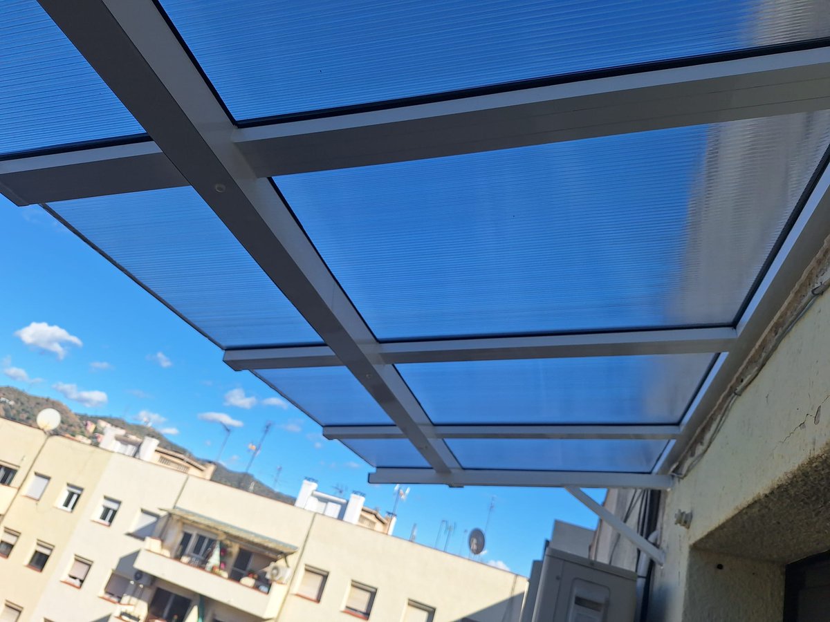 AluminioPonsico's tweet photo. Techo de policarbonato transparente con estructura de aluminio https://t.co/veZdVZvvOz https://t.co/ZYmVBppYw0