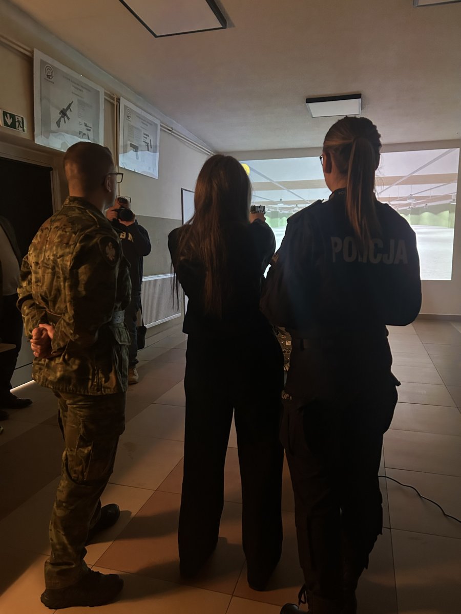 🎯 Uczniowie klasy mundurowej II Liceum Ogólnokształcące w Augustowie im. Polonii i Polaków na Świecie  uczestniczyli w zajęciach na strzelnicy laserowej w Gminny Ośrodku Kultury w Lipsku. Młodzież doskonaliła celność, skupienie oraz szybkie podejmowanie decyzji 💪🧠