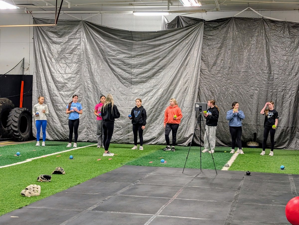 BayWade2's tweet photo. We attended a High Level Throwing class to work more on better mechanics and correct throwing patterns. https://t.co/bjE3fUvYVA