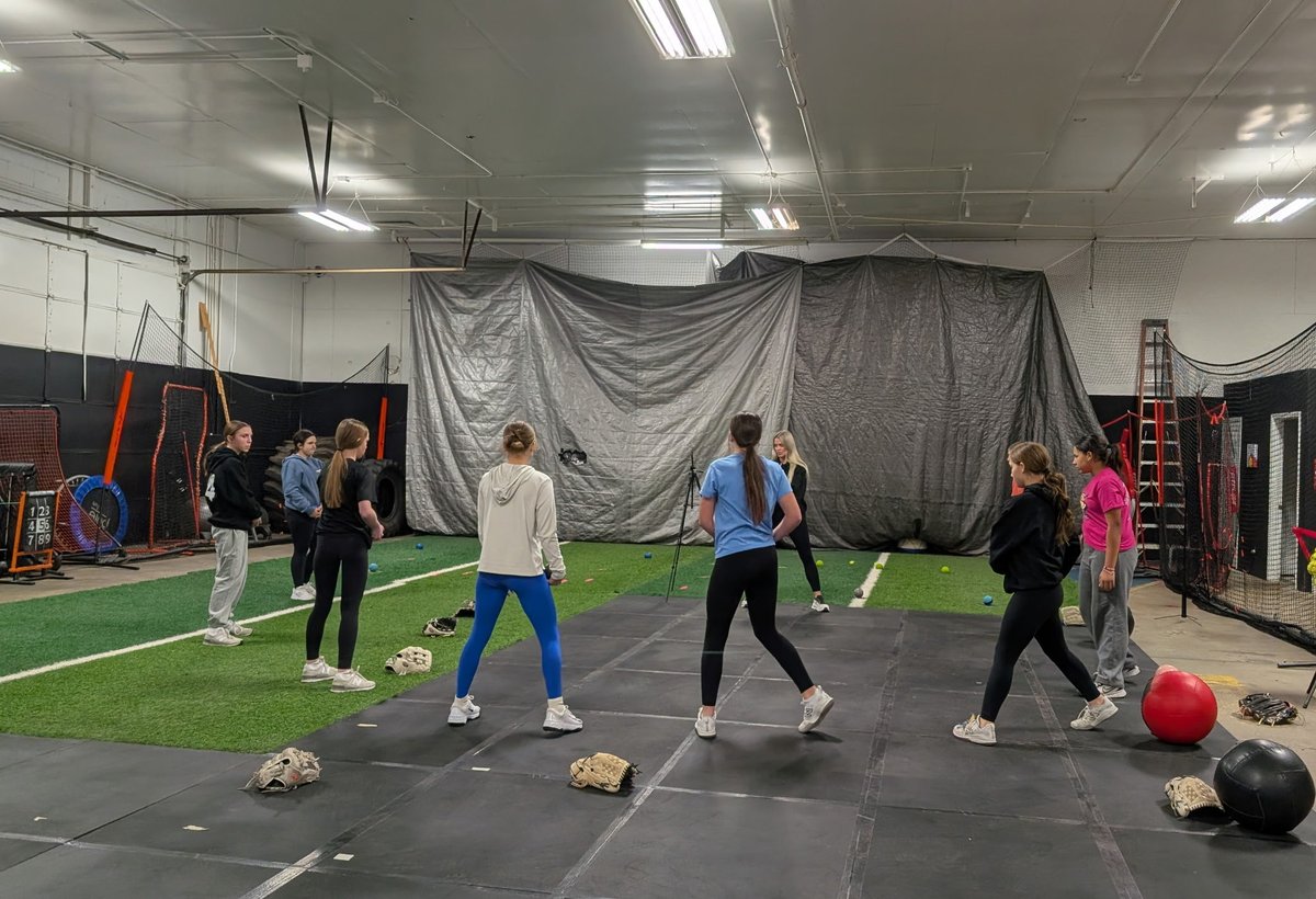 BayWade2's tweet photo. We attended a High Level Throwing class to work more on better mechanics and correct throwing patterns. https://t.co/bjE3fUvYVA