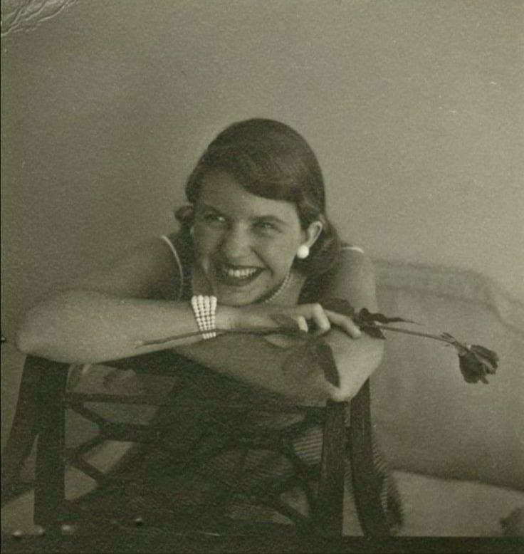 من أقسى ما قرأت الليلة:
.
.
"الرجال يقولون أُحبكِ كما يقول السجناء نحن أبرياء، فاشربي قهوتكِ يا جميلة ولا تأخذي أحدًا على محمل الجد!"

#سيلفيا_بلاث