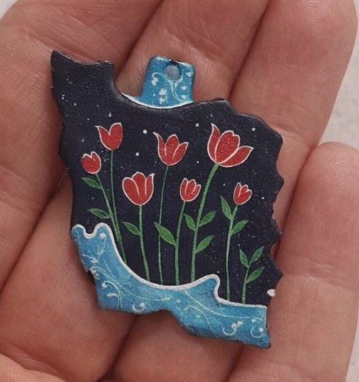 از دیروز ظهر تا همین الان ۱۰ تا سفارش گرفتم❤
همش بخاطر مهربونی شماست🫂
میخوام این طرح هم بکشم روی پلاک ایران، بنظرتون چطوره، خوبه؟