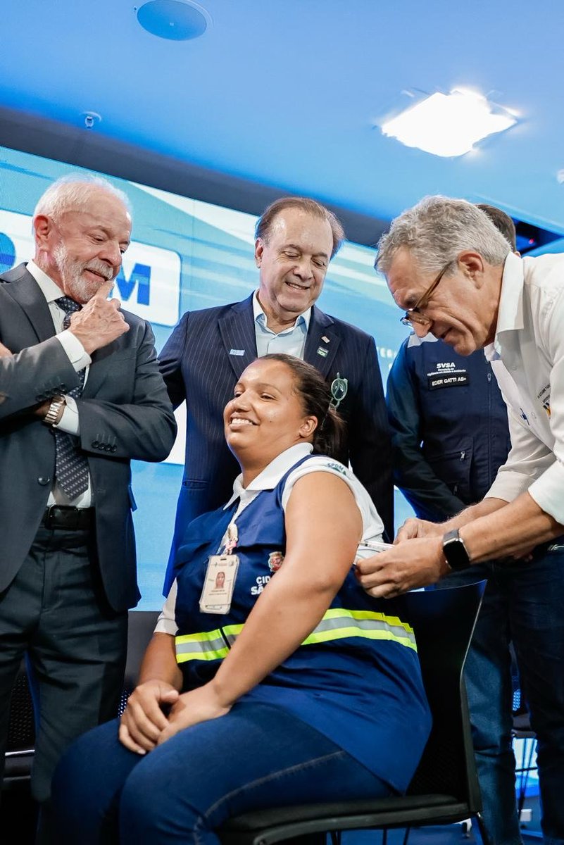 LulaOficial's tweet photo. Também demos início à vacinação contra a dengue para profissionais de saúde da Atenção Primária, em todos os estados do país. Vacina 100% nacional, desenvolvida no Butantan.

Investir em pesquisa e na indústria nacional de saúde é investir no futuro do país.

📸 @ricardostuckert https://t.co/JSFHTMEMfC
