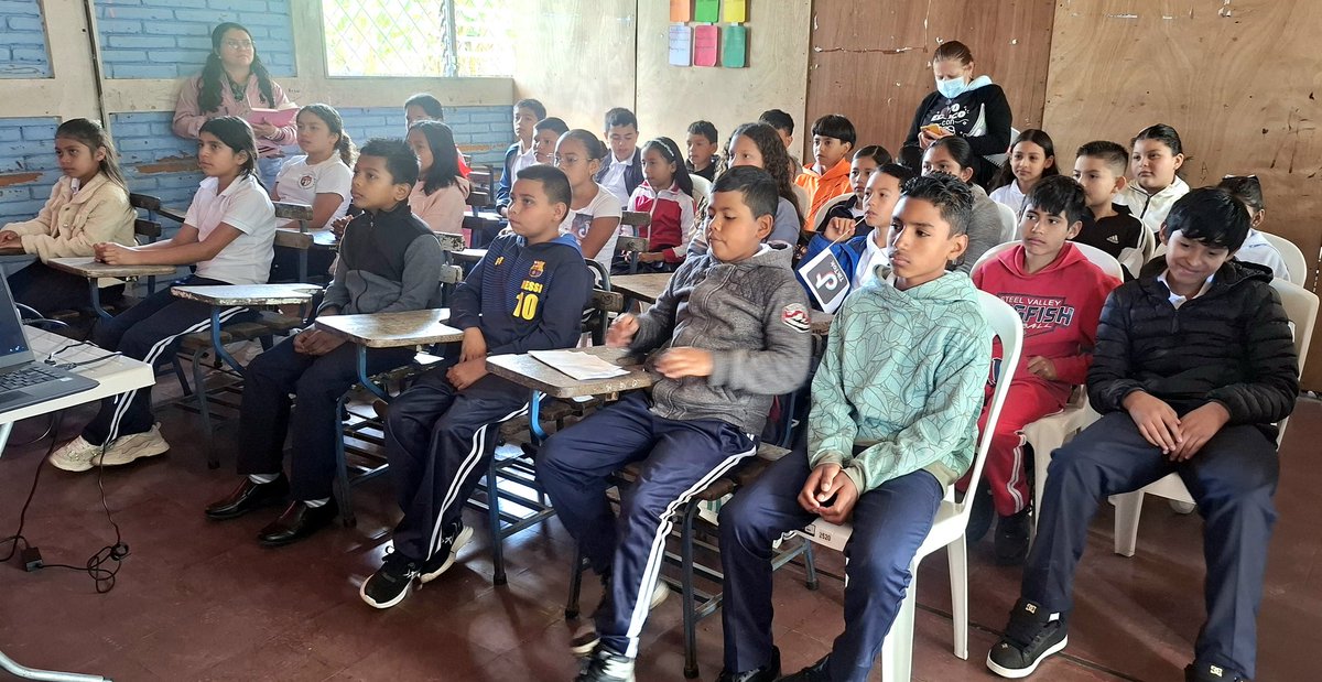 AmandaEscuela's tweet photo. Estudiantes de Escuela Amanda López Pineda participan de Jornada tecnológica Junt@s creamos un Internet más seguro para todos y todas. 
@minednicaragua @DJinotega https://t.co/eh5TT6sLkz