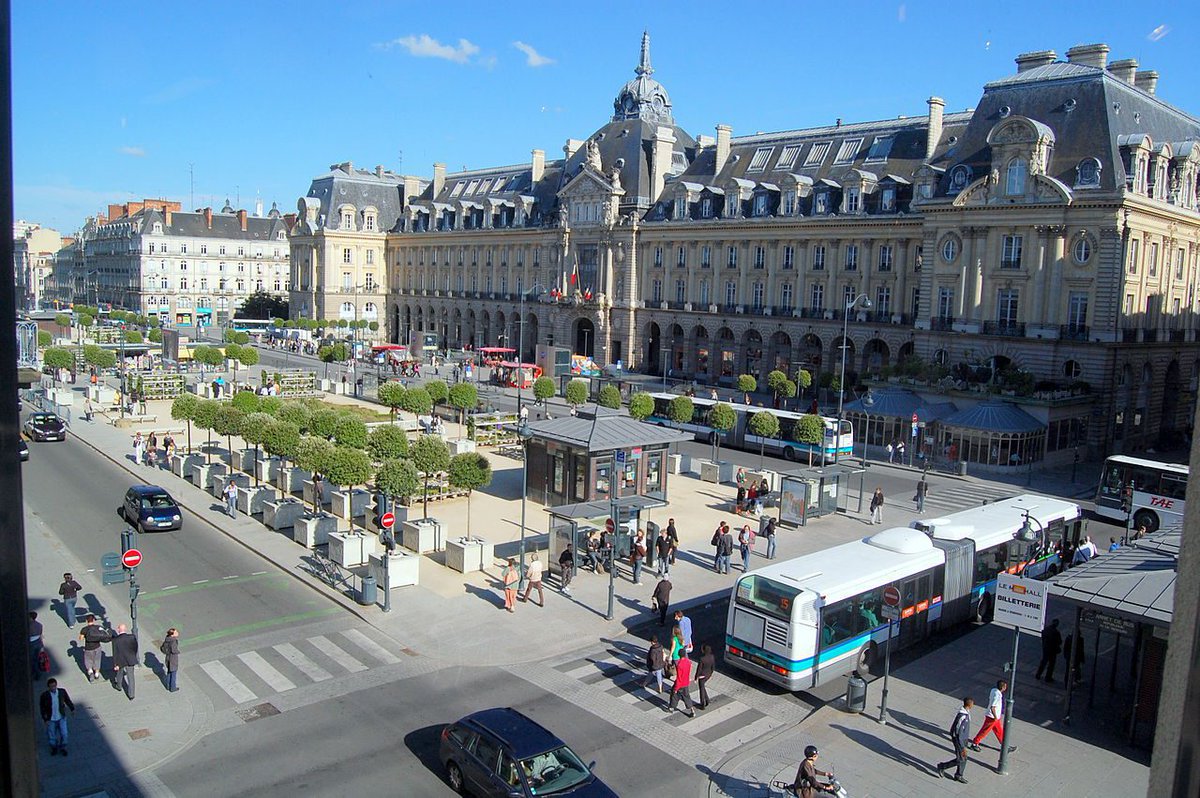 RAutrement's tweet photo. #SoldesHiver #CommerceLocal #Rennes #CentreVille Soldes d’hiver 2026 : moins de clients dans les magasins, une activité en demi-teinte et des résultats très contrastés selon les secteurs. https://t.co/vqVRRlQrhx https://t.co/ehB3WuG8cg