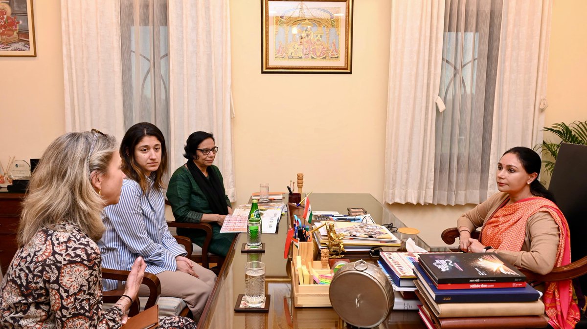 आज सचिवालय स्थित कार्यालय पर प्रदेश के विभिन्न क्षेत्रों से पधारी देवतुल्य जनता एवं कर्मठ कार्यकर्ताओं से आत्मीय भेंट कर उनकी समस्याओं एवं सुझावों को सुना और त्वरित समाधान सुनिश्चित करने हेतु संबंधित विभागीय अधिकारियों को आवश्यक दिशा-निर्देश दिये।

#Rajasthan