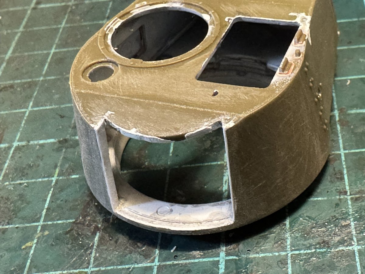 akky_Tank8's tweet photo. 砲塔と防盾に隙間があるので砲塔にプラ板を追加。そして、防盾を砲塔に接着。
さらに砲塔後部等にプラペーパーで溶接痕を再現。まだ不十分なので少し整形するつもりです。
#ZITADER #新砲塔インパール
#ファインモールド #九七式中戦車新砲塔チハ https://t.co/FH1tKurpkr