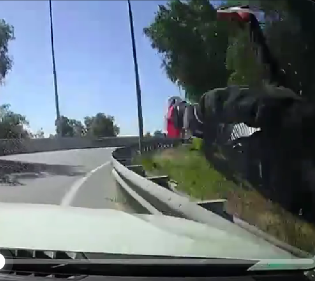 MaxLobosCL's tweet photo. El mejor fotograma del video que está dando vueltas del atropello a un criminal por parte de una víctima de encerrona. Placer inconmensurable. https://t.co/PcbcWoPwZz
