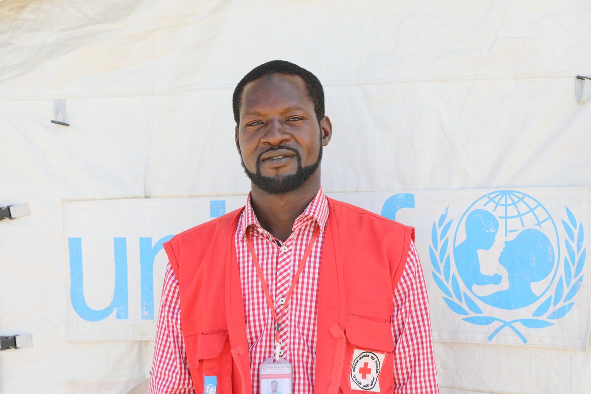 UNICEFChad's tweet image. Ali, a chadian Red Cross staff member, plays a key role across the Dougui #refugee site in eastern Chad. 

With support from @UNICEF &amp;amp; funding from @StateDept🇺🇸 &amp;amp; the German NatCom @UNICEFgermany , he helps spread vital health &amp;amp; hygiene practices that prevent disease &amp;amp; outbreaks.