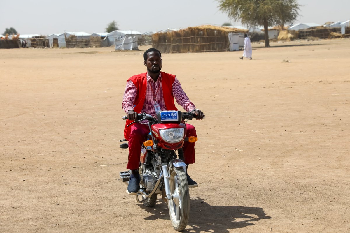 UNICEFChad's tweet image. Ali, a chadian Red Cross staff member, plays a key role across the Dougui #refugee site in eastern Chad. 

With support from @UNICEF &amp;amp; funding from @StateDept🇺🇸 &amp;amp; the German NatCom @UNICEFgermany , he helps spread vital health &amp;amp; hygiene practices that prevent disease &amp;amp; outbreaks.