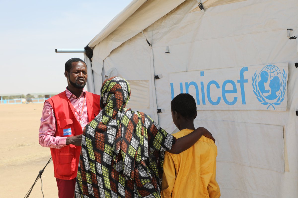 UNICEFChad's tweet image. Ali, a chadian Red Cross staff member, plays a key role across the Dougui #refugee site in eastern Chad. 

With support from @UNICEF &amp;amp; funding from @StateDept🇺🇸 &amp;amp; the German NatCom @UNICEFgermany , he helps spread vital health &amp;amp; hygiene practices that prevent disease &amp;amp; outbreaks.