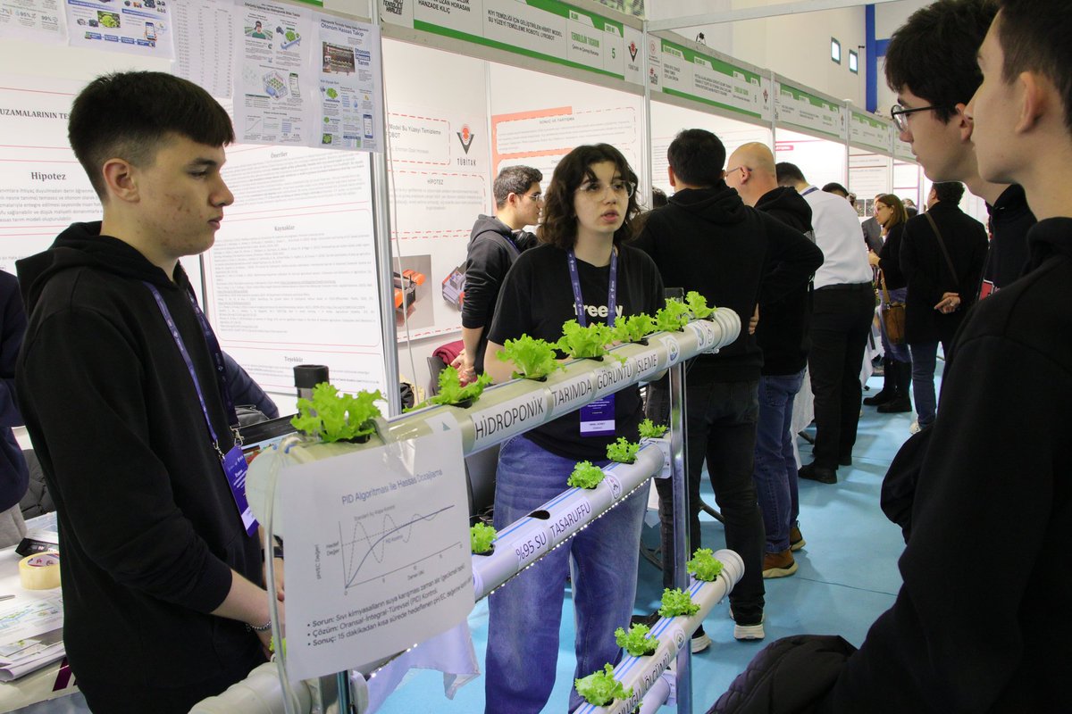 🔬 57. TÜBİTAK 2204-A Lise Öğrencileri Araştırma Projeleri Yarışması İzmir Bölge Sergisi Açılışı Dokuz Eylül Üniversitesi Mühendislik Fakültesi Konferans Salonunda gerçekleştirildi.

Programa; Dışişleri Bakanlığı İzmir Temsilcisi Büyükelçi Yeşim Kebapçıoğlu, İzmir Bakırçay