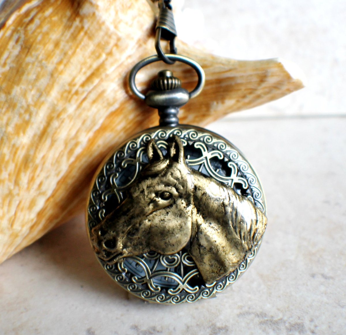 charsfavorite's tweet image. Timeless elegance meets equestrian style. Grab our stunning men's horse pocket watch for just $55. Make every second count! #EquestrianStyle #PocketWatch

Shop Now charsfavoritethings.com/products/horse…