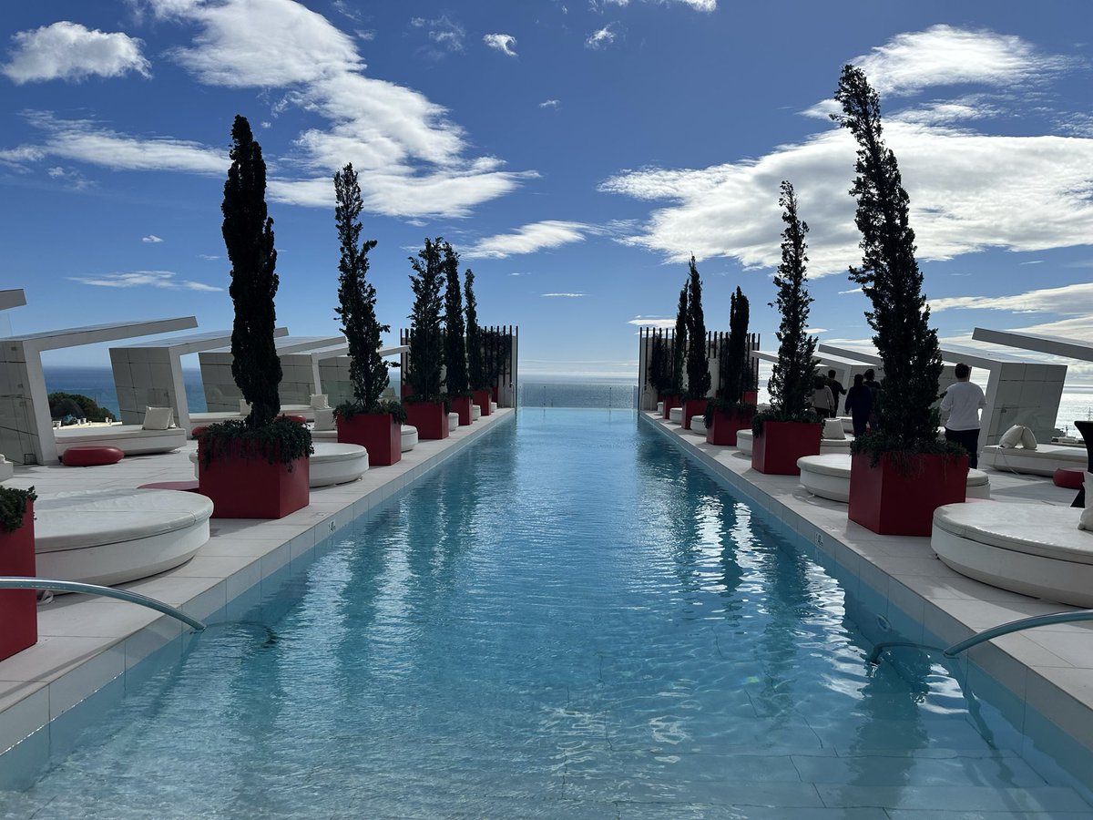 csGIAT's tweet photo. Hoy el "aula" fue un poco diferente... ¡y mucho más lujosa! Visitamos el Hotel Higuerón acompañados por nuestro profesor en prácticas Ariel. Desde las suites de ensueño hasta la elegancia de su restaurante Michelin, cada detalle es pura inspiración. 

#Turismo #Higuerón https://t.co/9EupFYX394