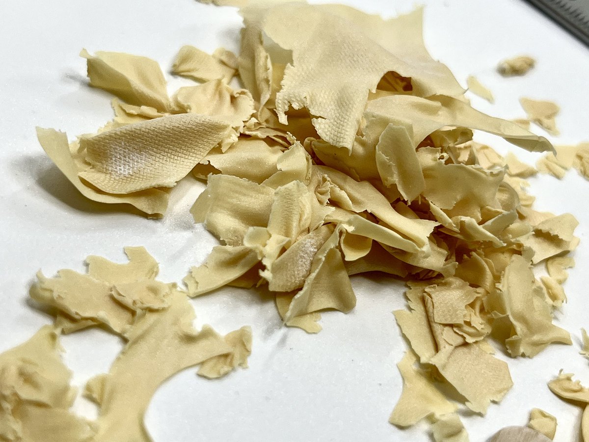 【エポキシパテの基礎】
先日秋葉原工作室さんのジオラマ教室でご案内しました、エポキシパテの基礎、布の作り方ですけども、わしの場合はこの時期はパテを練る前に、ドライヤーでパテと硬化剤を温め、柔らかくしてから練り、ほんのり硬化反応熱で温かくなってきたら伸ばし始めます。