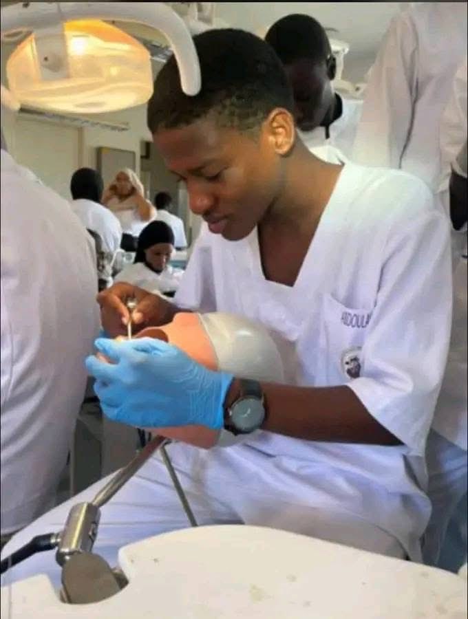 Selon plusieurs témoignages de ses camarades, Abdoulaye Ba n’était même pas au front, il a été tabassé dans sa chambre. Il est décédé à l’Ucad avant son évacuation. Maintenant, s’il vous reste une once de honte, TAISEZ-VOUS à jamais ! Repose en paix, Abdoulaye. Et surtout, PARDON