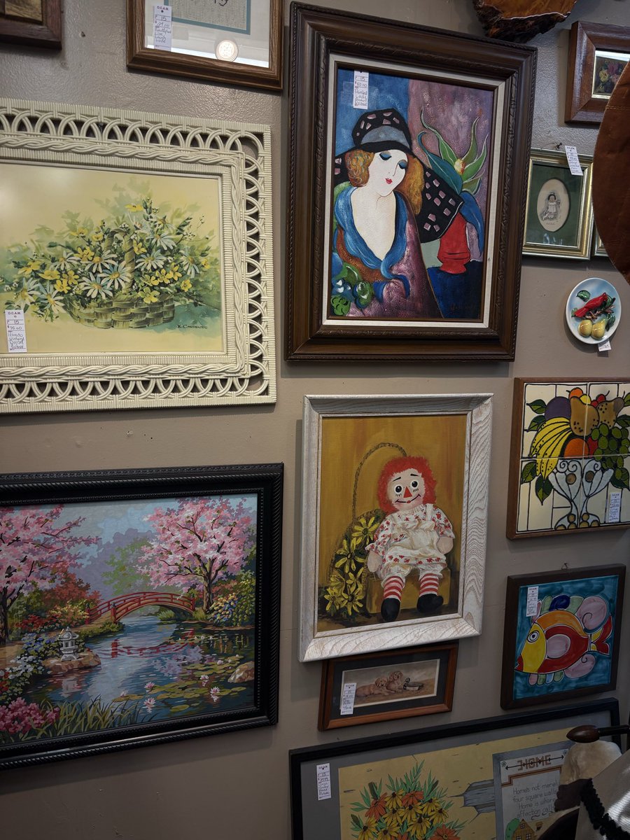 VXAndress's tweet image. A lil stroll at #vintages stores 🙇🏽‍♂️