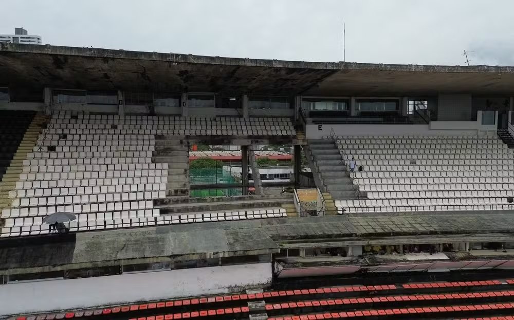 geglobo's tweet image. Sexto maior estádio do Brasil, Arruda sofre sem público enquanto aguarda SAF; veja imagens ➡️ glo.bo/4trujBE

Casa do Santa Cruz, estádio não recebe torcida desde julho de 2025 e não tem laudos técnicos aprovados para ter público; à espera de dinheiro para reforma, local…