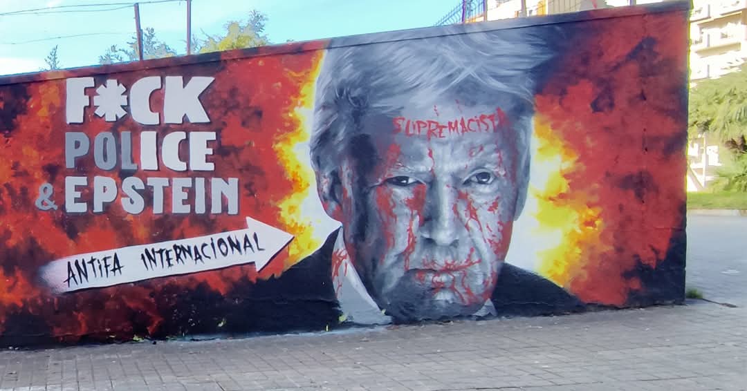 Després que un israelià defensor del genocidi viatgès a BCN per atacar el mural y gravar-se un video publicitant el vandalisme, el bo de <a href="/rocblackblock/">roc blackblock</a> autor de l'obra, l'ha refet i ha afegit un missatge per Trump.