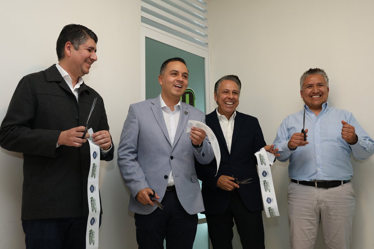 SEGOB_Queretaro's tweet photo. 📻🎙️#Entrevista | El secretario de Gobierno, @Eric_gudino, acompañó a @LuisGOsejo e Iván Chavero, durante la inauguración de Radio @CiudadyPoderMx y Tu Radio a través de la frecuencia 95.9 FM, en #Cadereyta de Montes.

Ahí les deseó exito en este nuevo proyecto informativo.
#AquíContigo