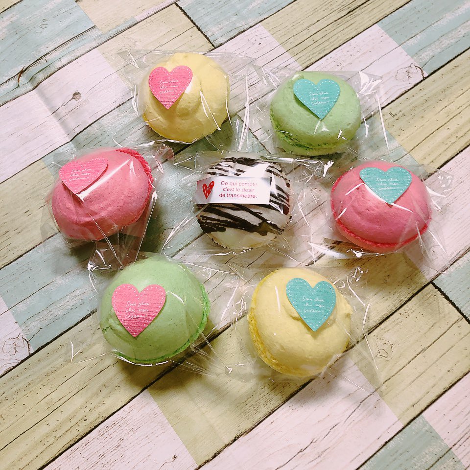 kami_kishindo's tweet photo. いつもありがとうございます‼️。

バレンタイン&amp;ホワイトデー用にチョコサンドクッキー作りました。
半熟マカロンもご予約承ります。

①②③肉球クッキー❤️ハートクッキー❤️もこもこクッキー
④半熟マカロン

#喜進堂 https://t.co/slQMmwNq7L