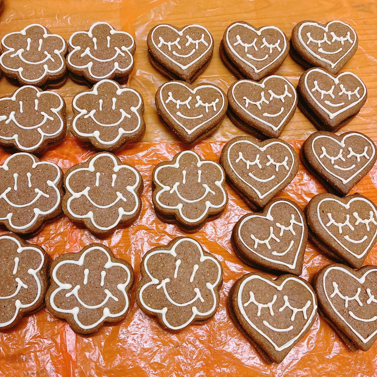 kami_kishindo's tweet photo. いつもありがとうございます‼️。

バレンタイン&amp;ホワイトデー用にチョコサンドクッキー作りました。
半熟マカロンもご予約承ります。

①②③肉球クッキー❤️ハートクッキー❤️もこもこクッキー
④半熟マカロン

#喜進堂 https://t.co/slQMmwNq7L