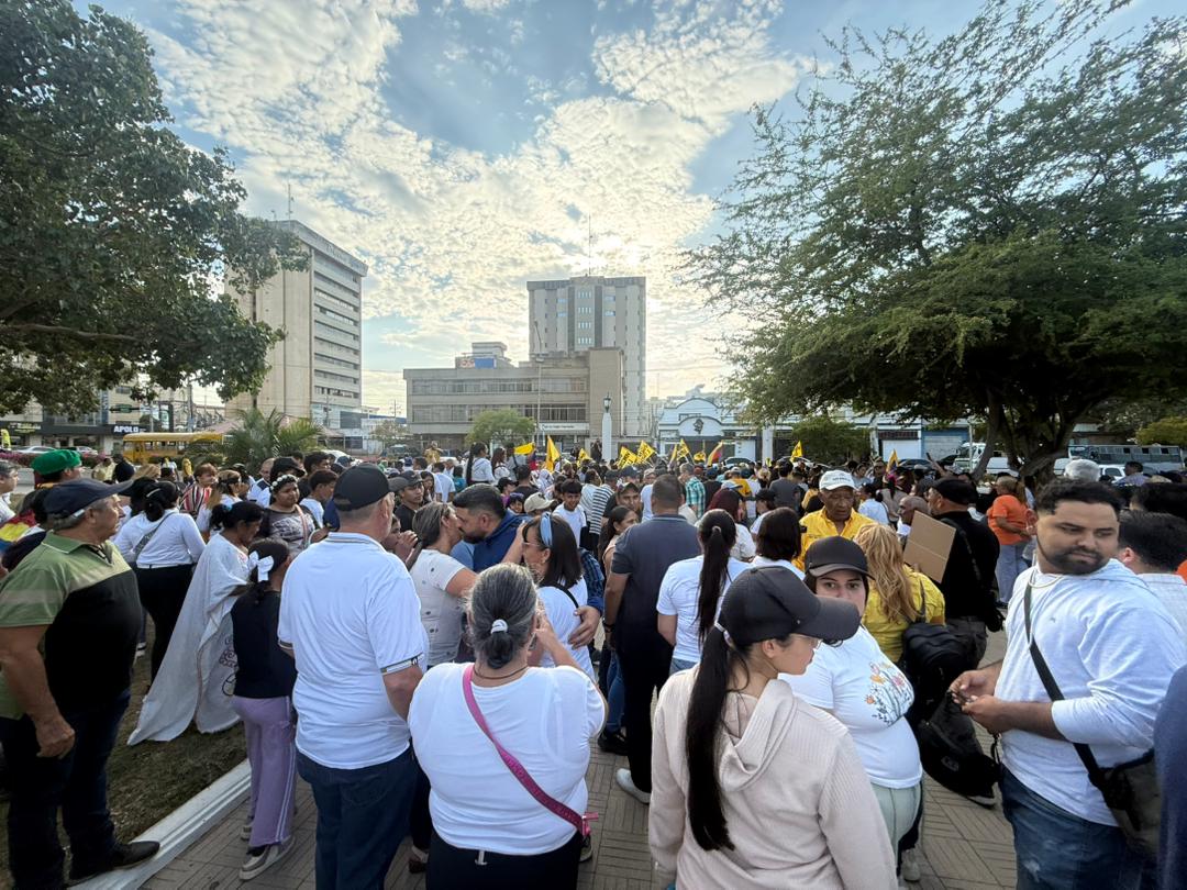 VenteDDHH's tweet photo. 📍Desde la Plaza de La República, en el estado Zulia, ciudadanos exigen libertad para Juan Pablo Guanipa y todos los presos políticos en Venezuela. 🇻🇪

No descansaremos hasta que estén todos en libertad. 

#QueSeanTodos https://t.co/9A6iejKEg0