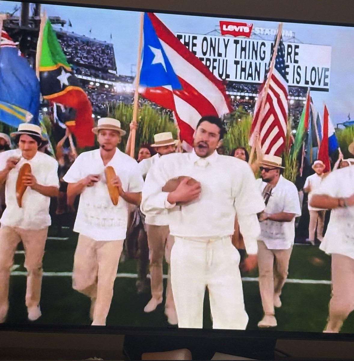 Bad Bunny no representa la cultura de América Latina. Si su intención fue llevar un mensaje de unidad dentro de #EEUU, bien por el mensajero. Aunque no se le entendió nada.

Me quedo con la valla publicitaria detrás de él que decía.

“Lo único más poderoso que el odio es el amor”