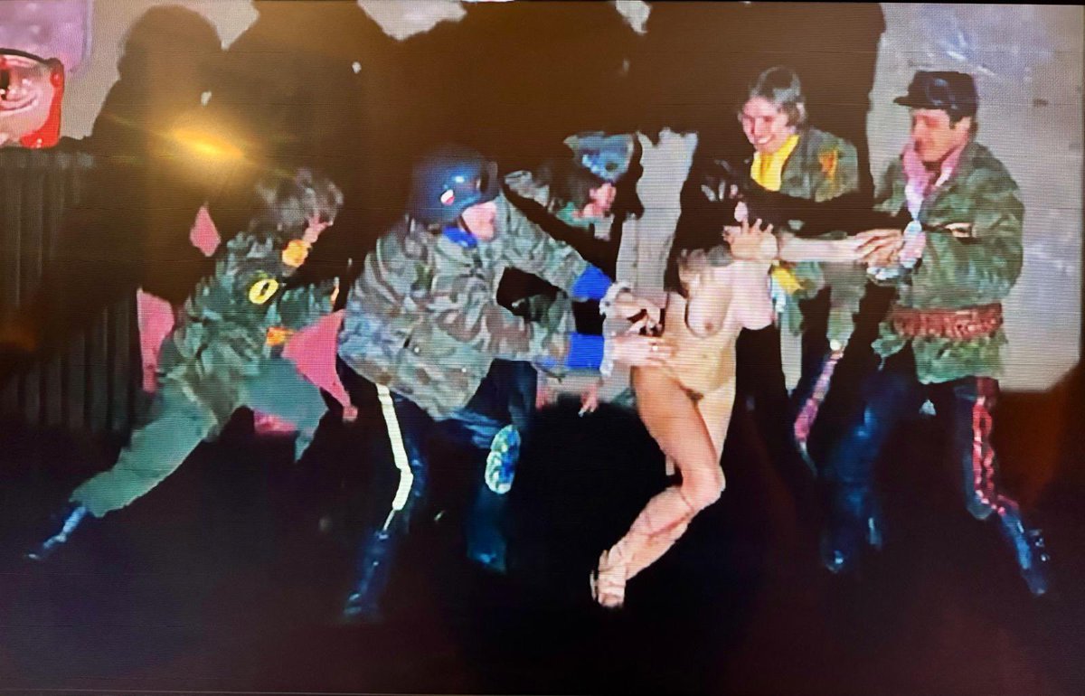 “گروه‌های پنج نفره تشکیل بدین”
#AclockworkOrange