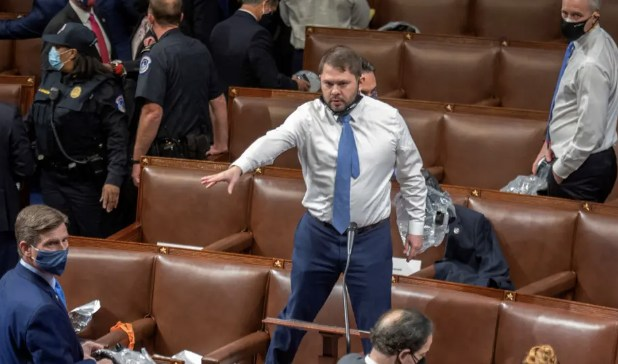 JamesTate121's tweet image. Senator Ruben Gallego just laid out the most powerful plan yet to stop Trump from stealing the 2026 midterms—and it's breathtaking in its simplicity.
If Trump tries to "nationalize the vote" and rig our elections, Gallego says we shut it ALL down. A general strike. Nationwide.…