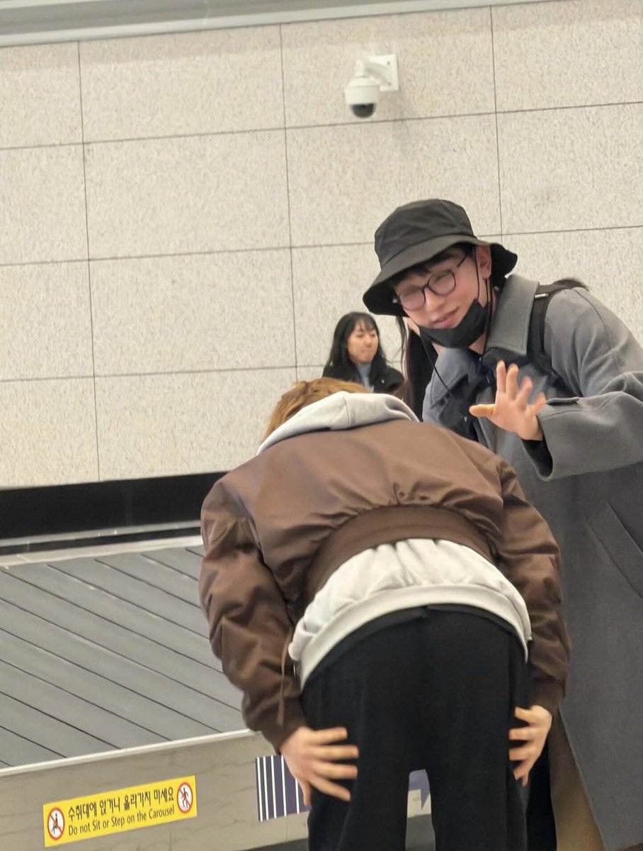 😇🇰🇷
sighting information（目撃情報）💫

2月5日、韓国到着時。
空港で荷物を待っていたら、
大きなカメラを持った人が走ってきて。

誰か来るのかなと思って振り返ったら、
すぐ隣で荷物を受け取っていたのが
テソンでした。

5〜6人ほどのファンに囲まれて、
手紙やサインにも
とても丁寧に対応。