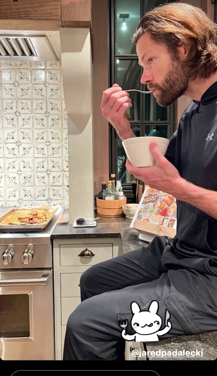 Dekarabja's tweet image. Cute (43 year old) little (6ft5) man eating his cereal on a countertop (๑&amp;gt;◡&amp;lt;๑)