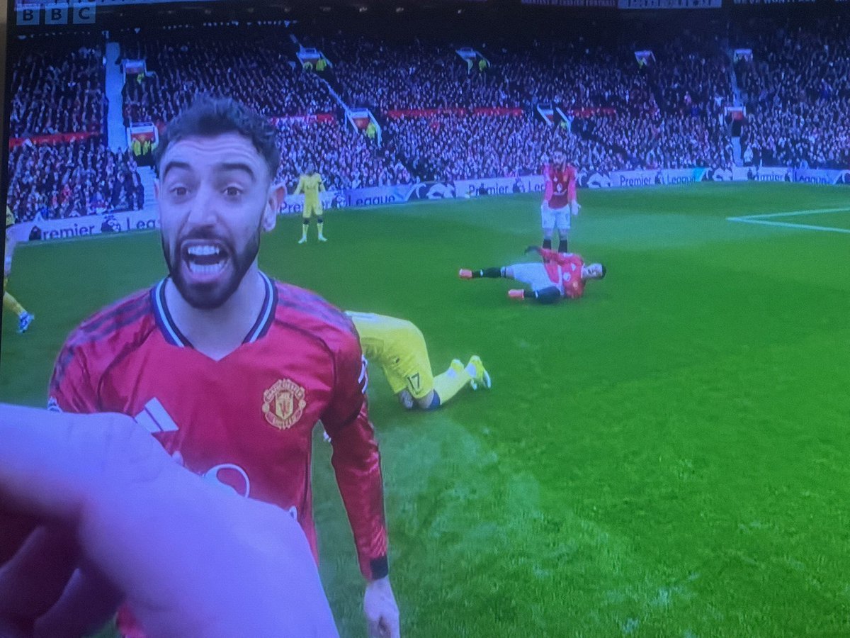 futballsports's tweet photo. Bruno Fernandes vs Referee cam https://t.co/TYroRf4v3d