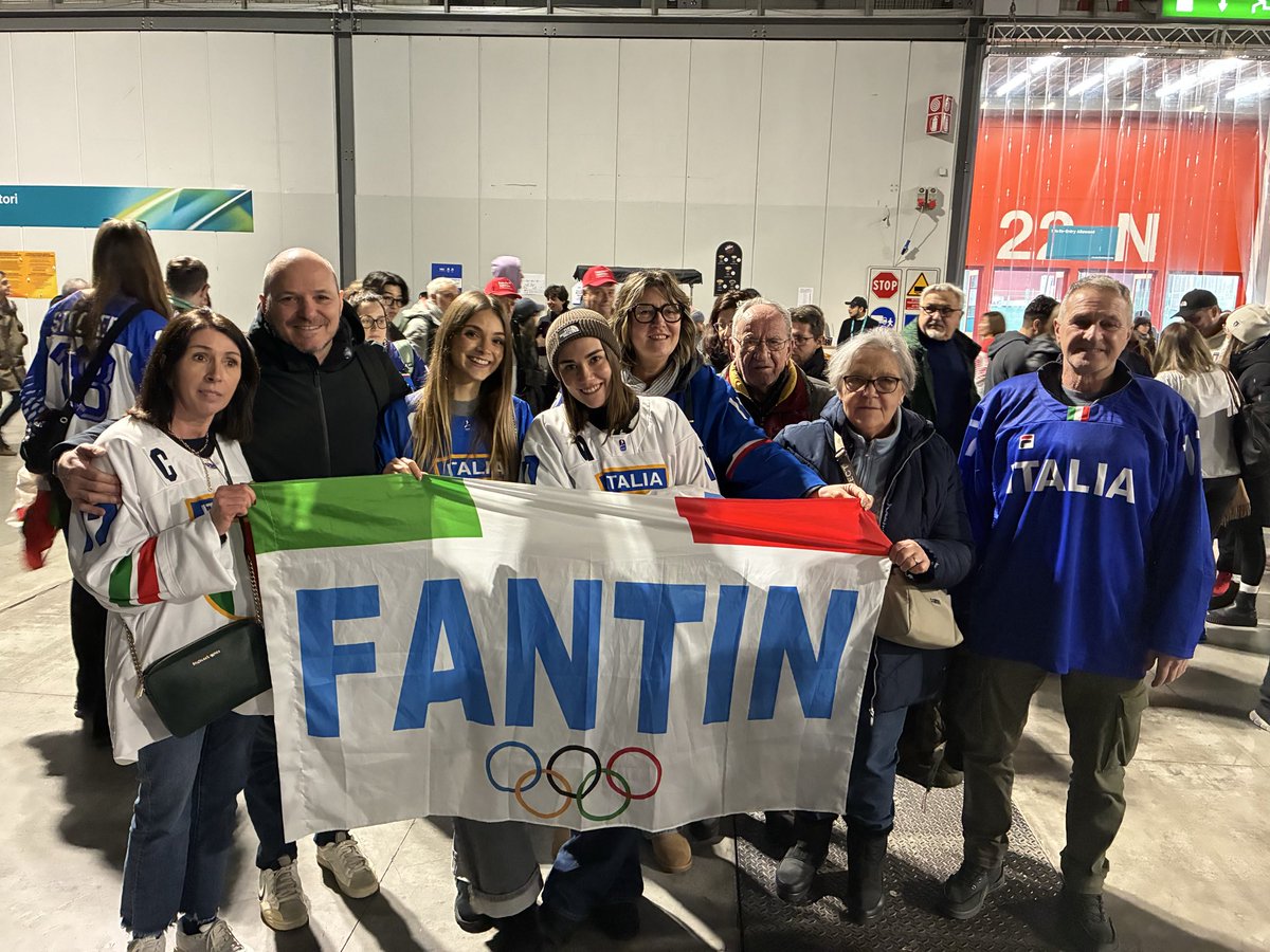 FCaligaris's tweet photo. Olimpiadi vuol dire anche emozionarsi per gli ultimi 8 minuti e 59 secondi di Italia-Giappone 3-2 di hockey femminile un lunedì feriale all’ora di pranzo.
Olimpiadi a Milano vuol dire averli vissuti seduto davanti ai nonni di Matilde Fantin.
👉🏻 https://t.co/8k12gULFb5 https://t.co/udB8yDO4DI