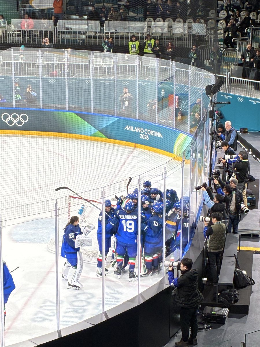 FCaligaris's tweet photo. Olimpiadi vuol dire anche emozionarsi per gli ultimi 8 minuti e 59 secondi di Italia-Giappone 3-2 di hockey femminile un lunedì feriale all’ora di pranzo.
Olimpiadi a Milano vuol dire averli vissuti seduto davanti ai nonni di Matilde Fantin.
👉🏻 https://t.co/8k12gULFb5 https://t.co/udB8yDO4DI